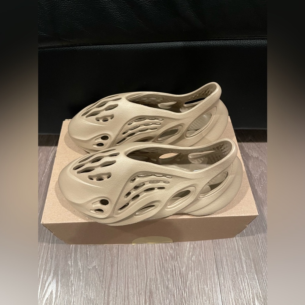Adidas Yeezy Foam RNNR Mist - Picture 6 of 9